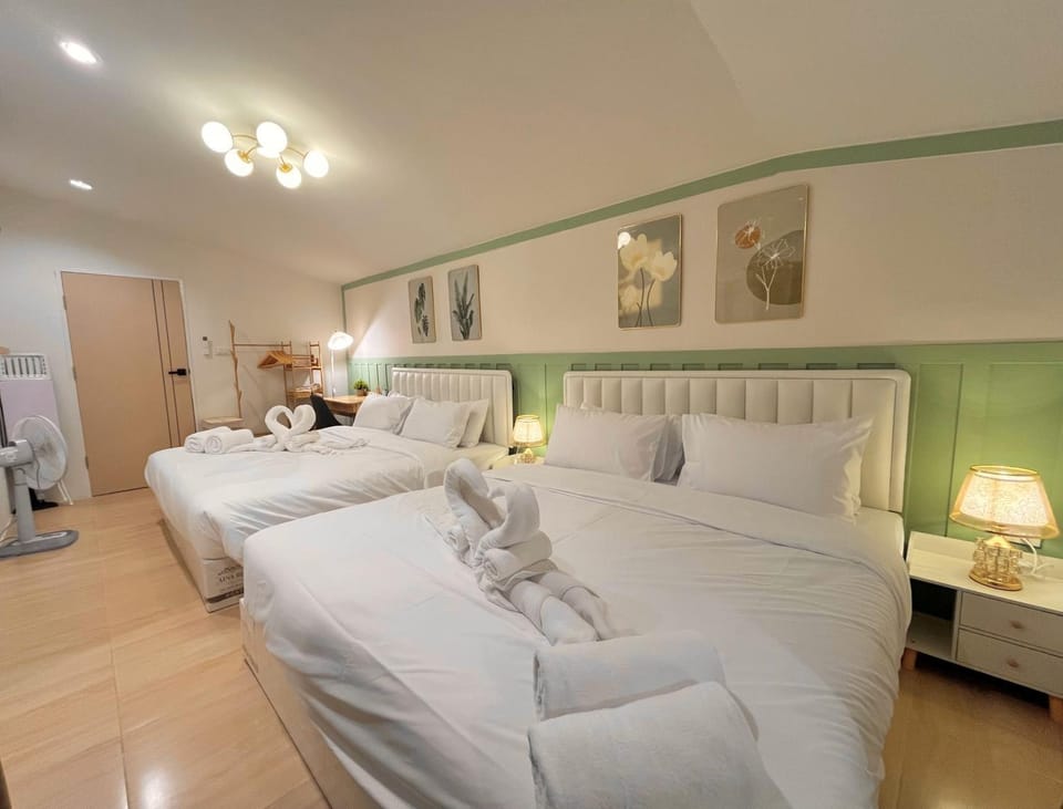 Bed, Photo of the whole room, Bedroom, towels
