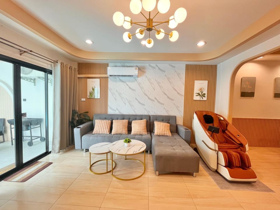 Communal lounge/ TV room, Massage, TV and multimedia, Living room, Seating area, Entertainment, Family, air conditioner