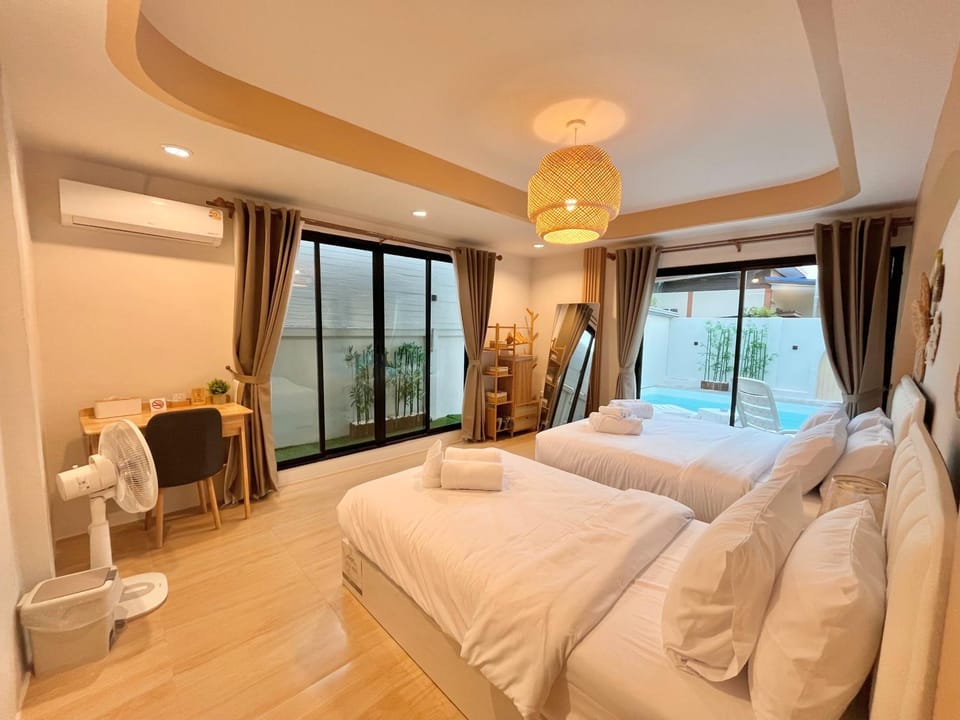 Bed, Photo of the whole room, Bedroom, Garden view, Pool view, towels