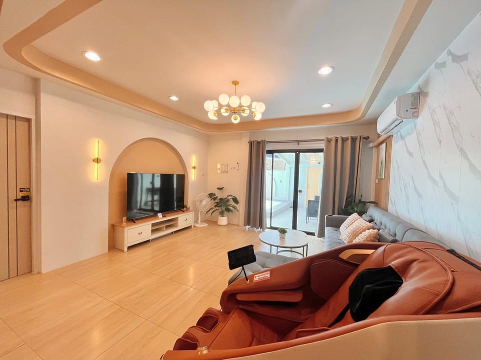 Communal lounge/ TV room, Massage, TV and multimedia, Living room, Seating area, Evening entertainment, Pool view, Pool view, Entertainment