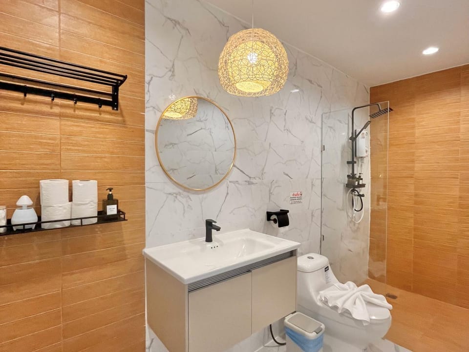 Shower, Toilet, Bathroom, bidet, towels