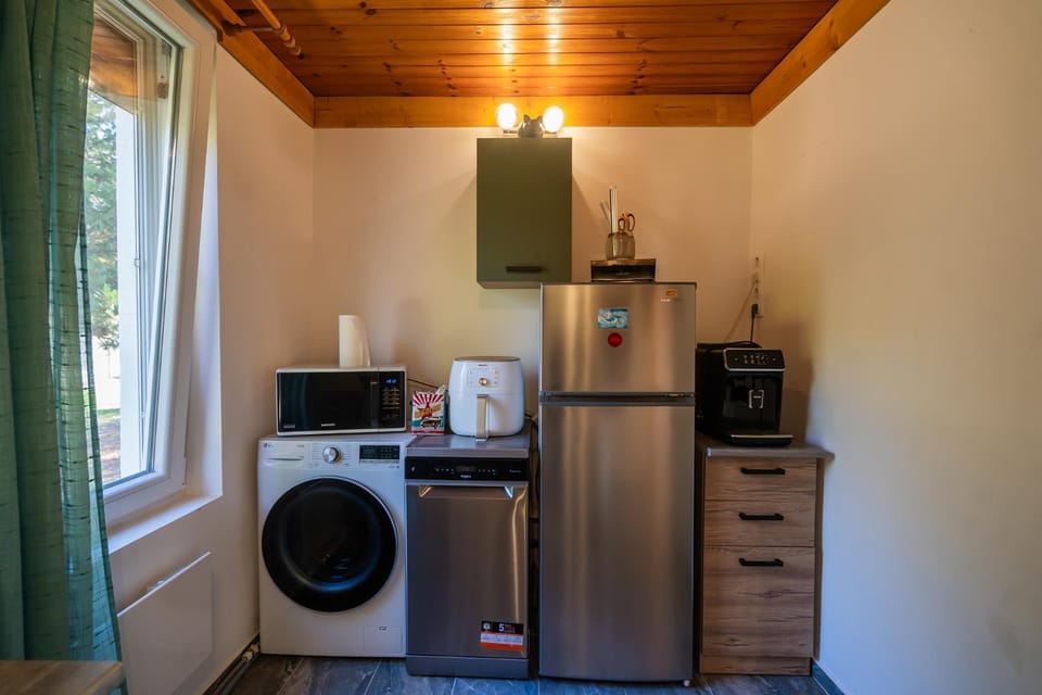 Coffee/tea facilities, dishwasher, microwave, washing machine, dryer, kitchen