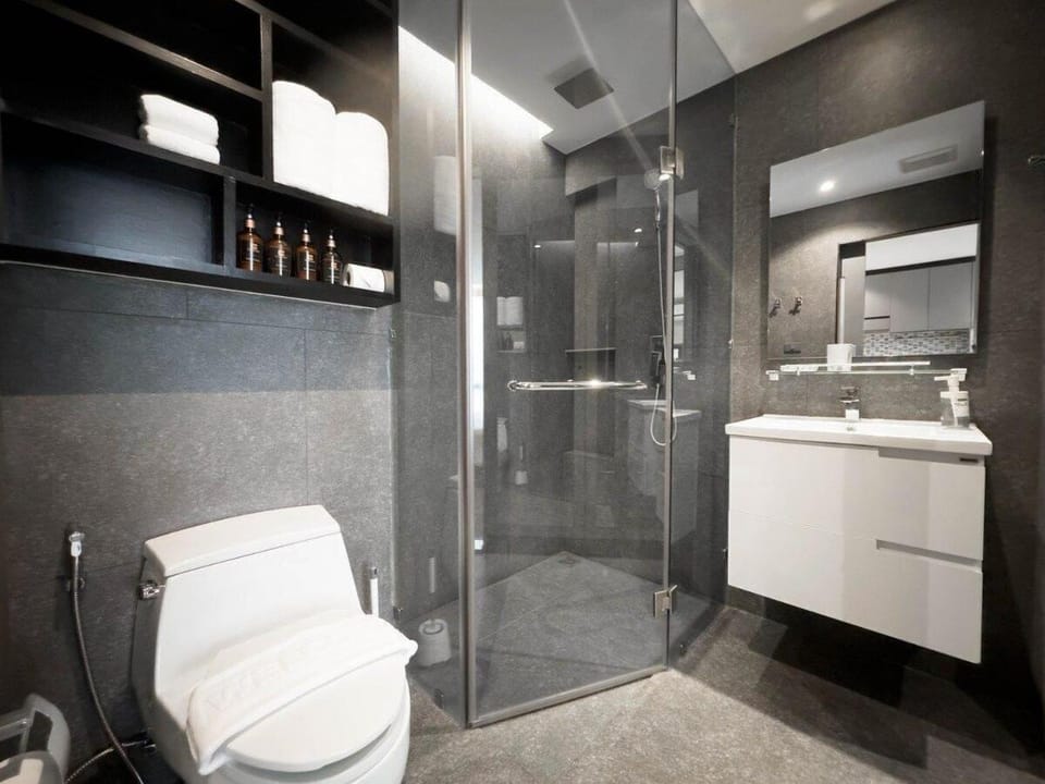 Shower, Toilet