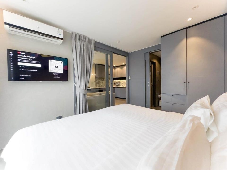 Bed, TV and multimedia, Bedroom, wardrobe