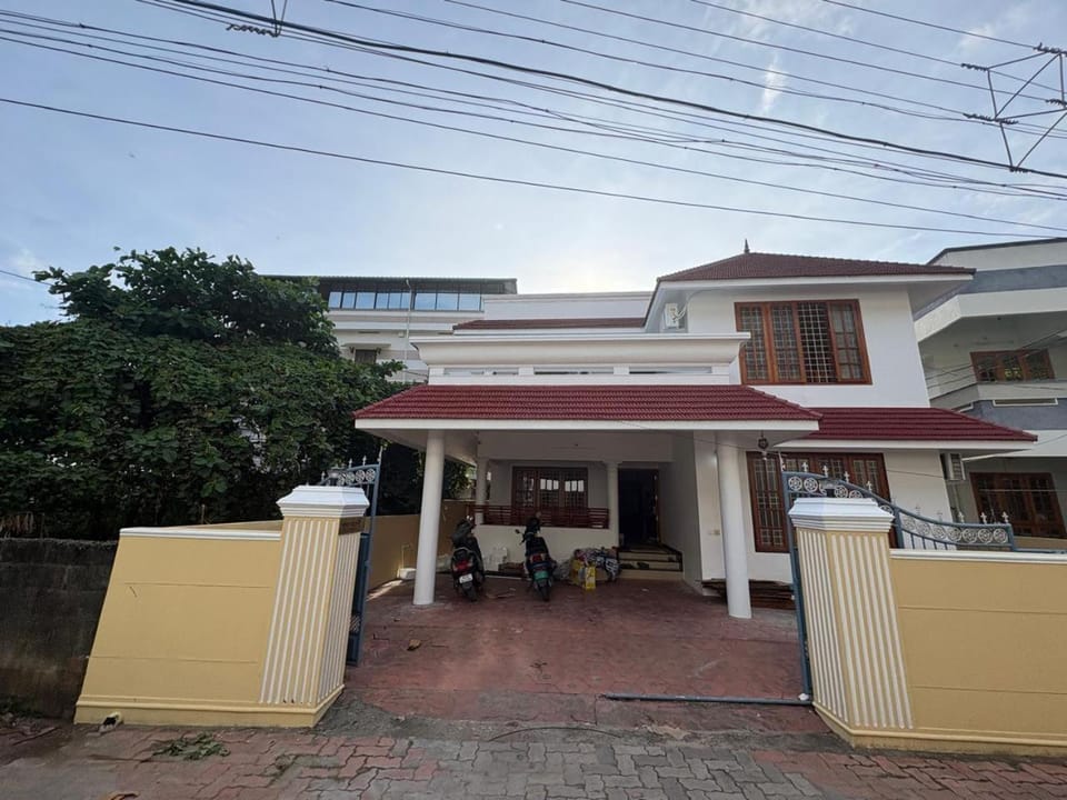 Texas 5 BHK Villa for 20 pax Near Trivandrum airport ENJAKAL Apartment in Thiruvananthapuram