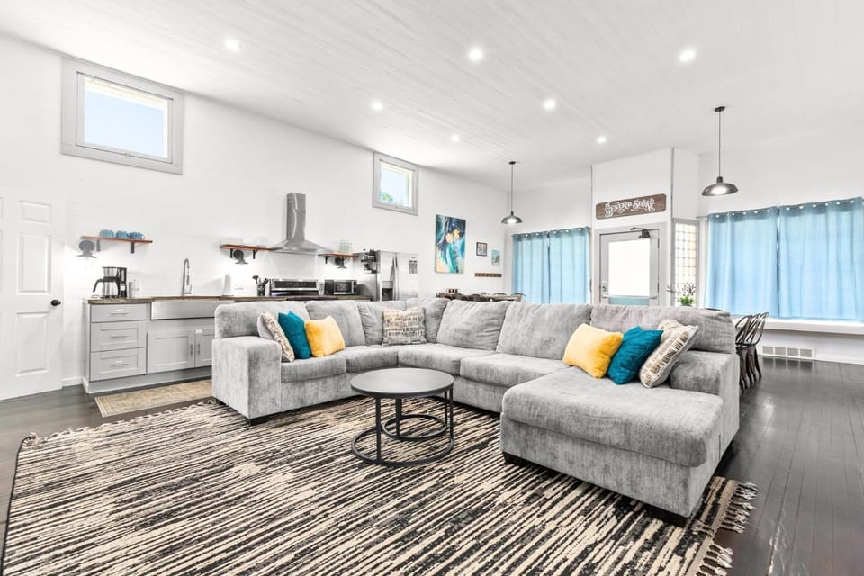 The Waterfront-Game Room!Movie Theatre!Bunk Room! House in Wisconsin