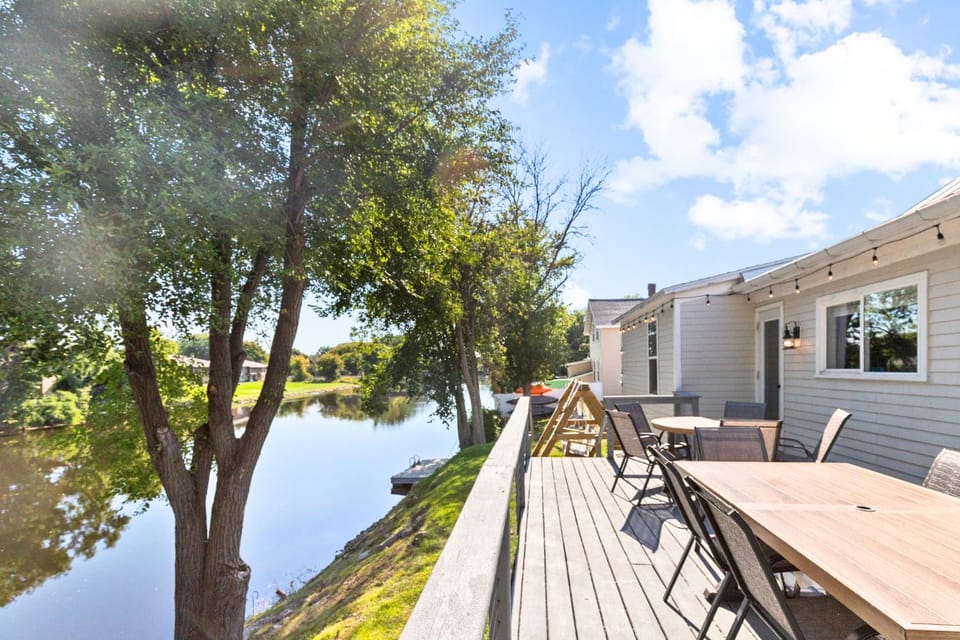 The Waterfront-Game Room!Movie Theatre!Bunk Room! House in Wisconsin