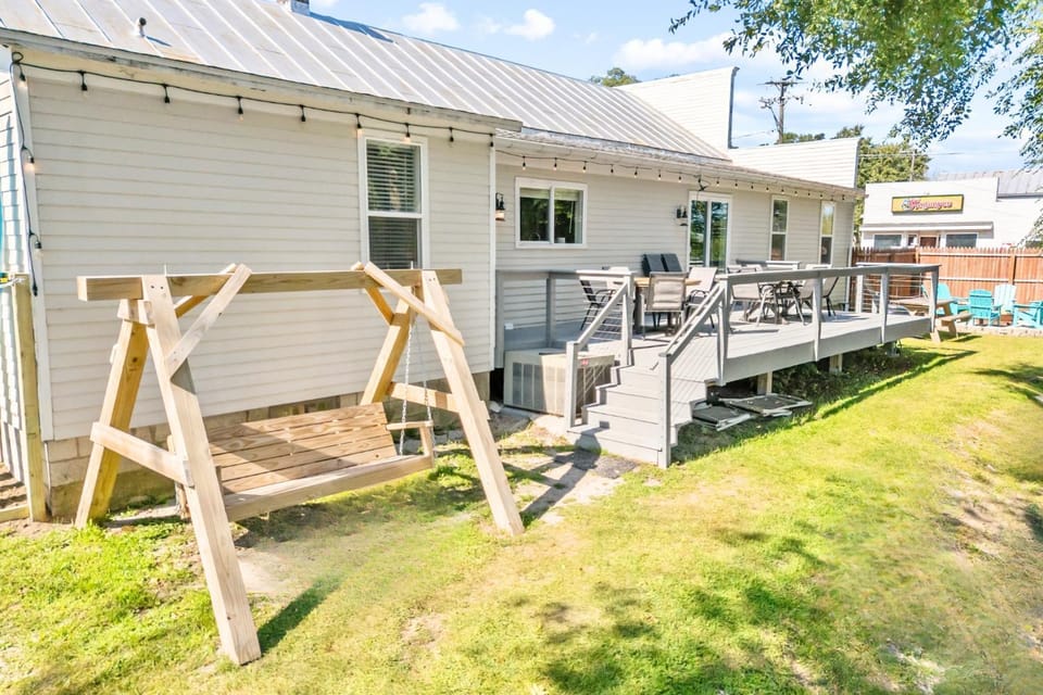 The Waterfront-Game Room!Movie Theatre!Bunk Room! House in Wisconsin