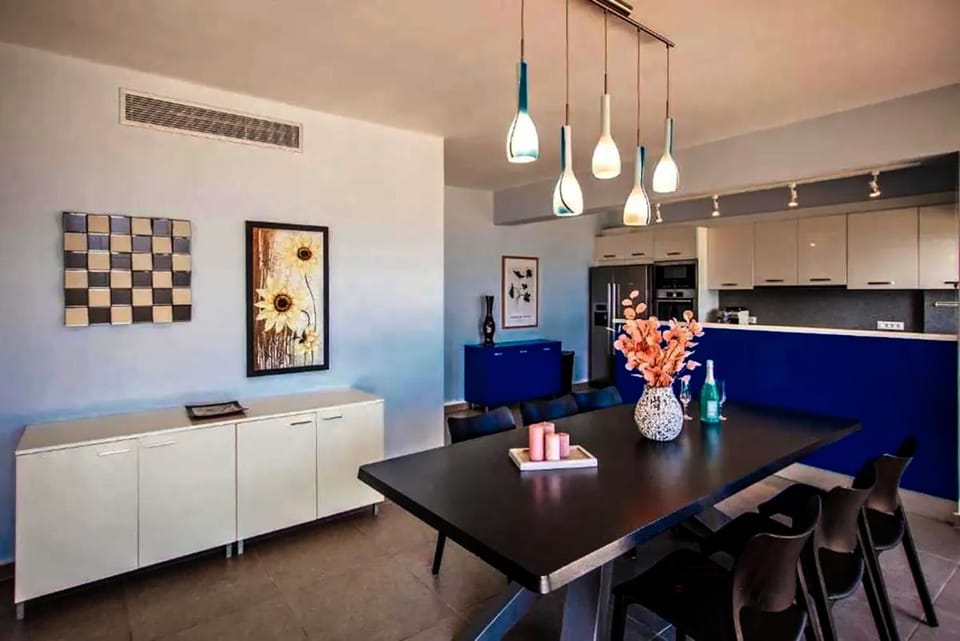 Kitchen or kitchenette, Seating area, Dining area