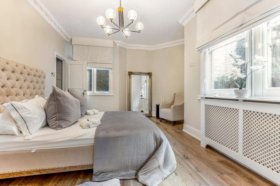 Three bedroom Duplex flat in Sloane Square w communal garden Apartment in City of Westminster