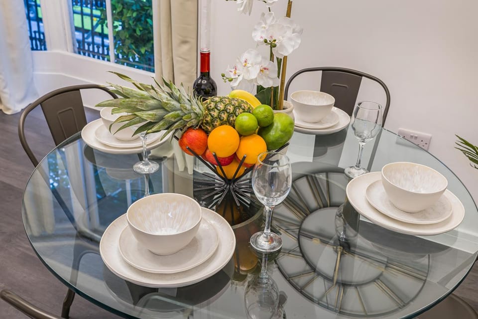 Coffee/tea facilities, Food and drinks, Dining area, Food