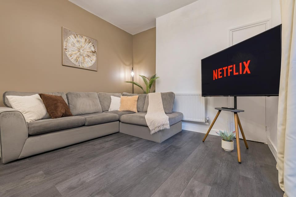 Communal lounge/ TV room, TV and multimedia, Living room, Seating area, Evening entertainment