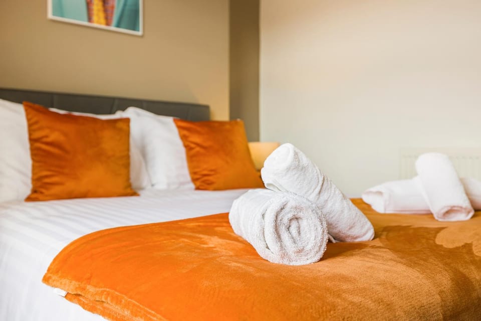 Bed, Photo of the whole room, Bedroom, towels