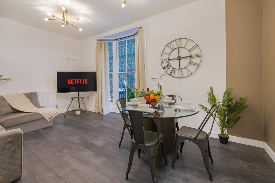 TV and multimedia, Living room, Seating area, Dining area