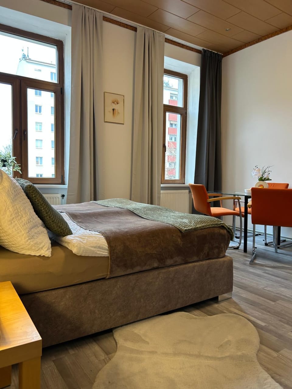 Bed, Living room, Photo of the whole room, Seating area, Bedroom