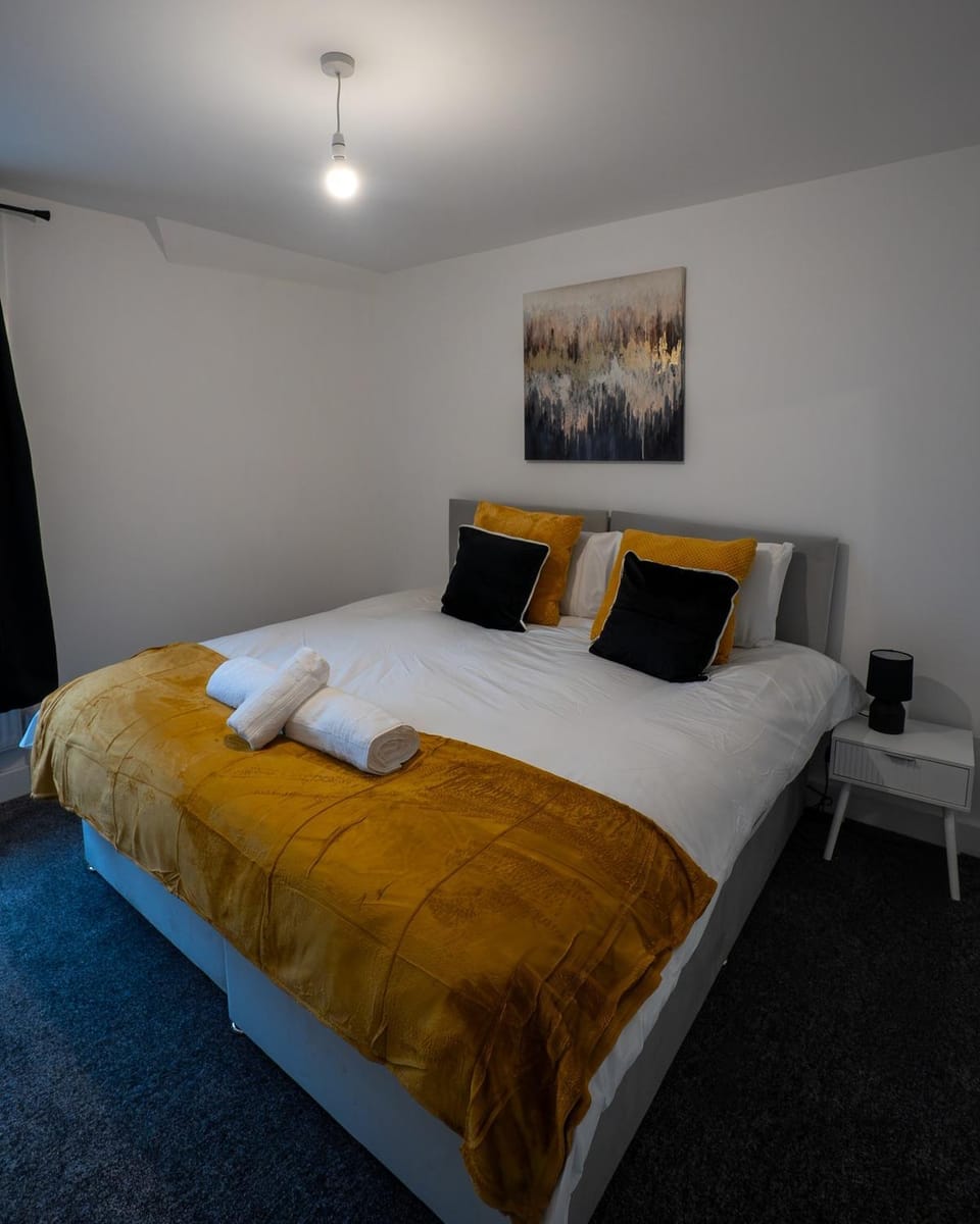 Photo of the whole room, Bedroom