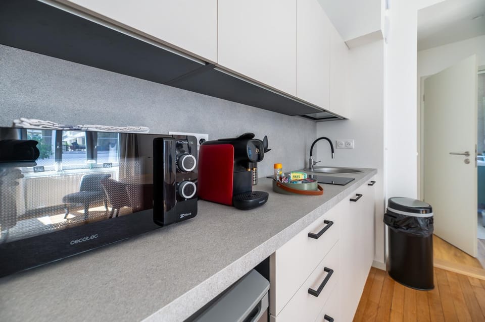 Coffee/tea facilities, Kitchen or kitchenette, dishwasher, stove
