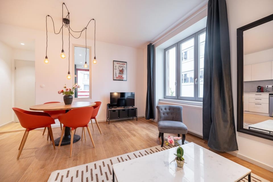 TV and multimedia, Kitchen or kitchenette, Living room, Seating area, Dining area