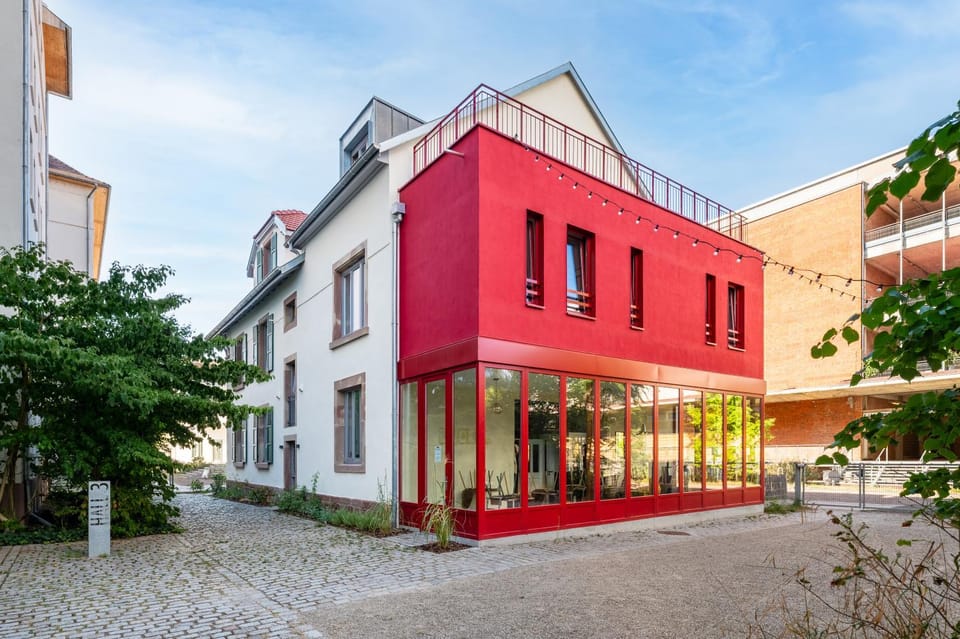 Property building, Neighbourhood