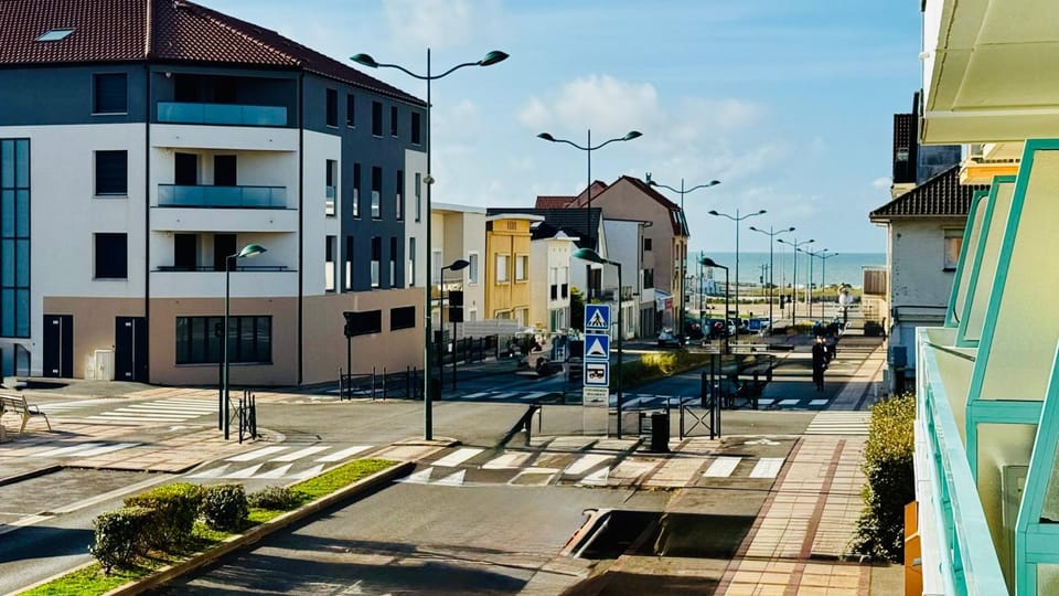Property building, Day, Neighbourhood, Natural landscape, City view, Sea view, Street view, Parking