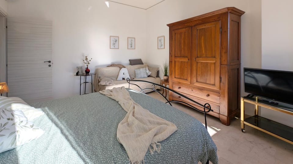 Bed, TV and multimedia, Photo of the whole room, Bedroom, wardrobe