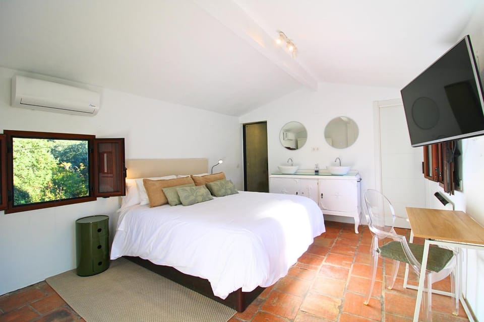 Bed, Bedroom, air conditioner