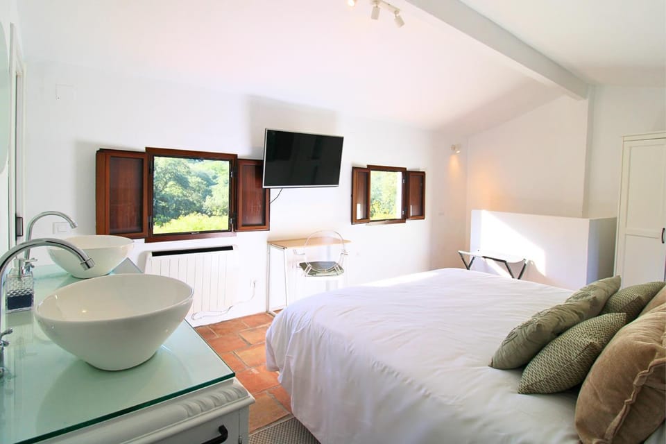 Bed, TV and multimedia, Bedroom