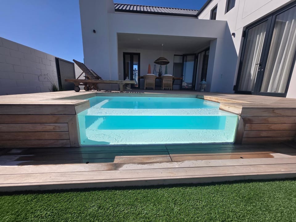 Property building, Balcony/Terrace, Swimming pool