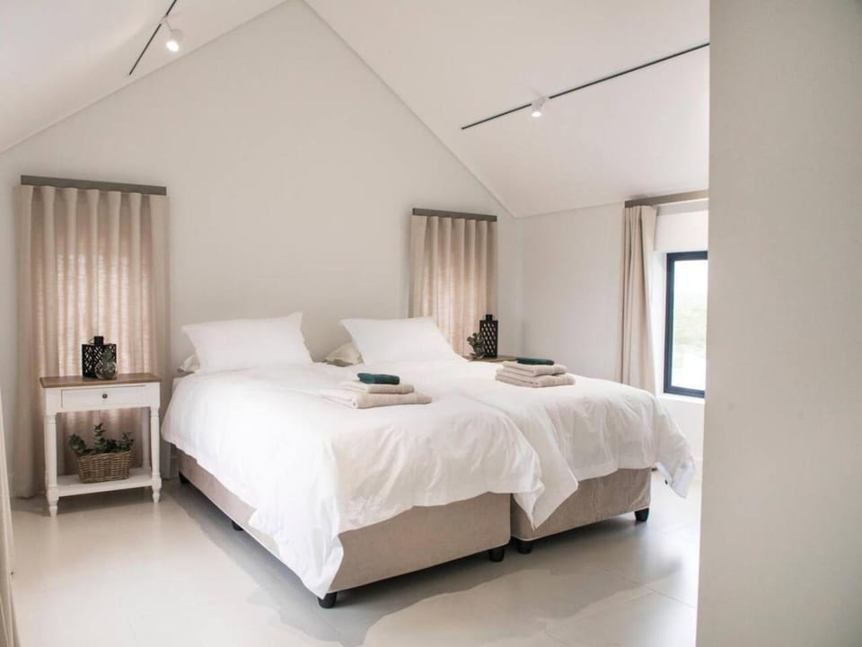 Photo of the whole room, Bedroom, towels