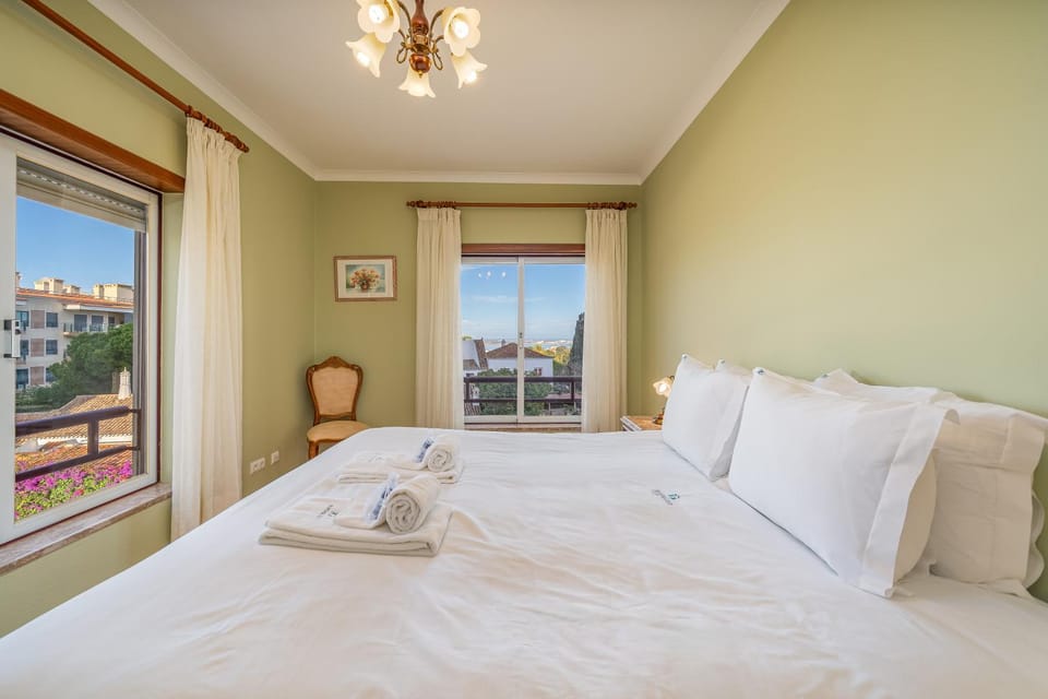 Bedroom, towels