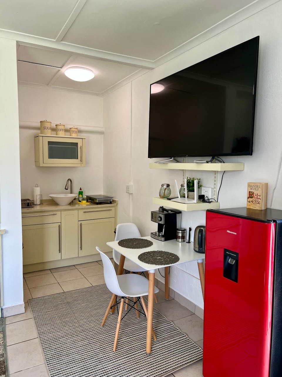 TV and multimedia, Coffee/tea facilities, Kitchen or kitchenette, Dining area, stove, toaster