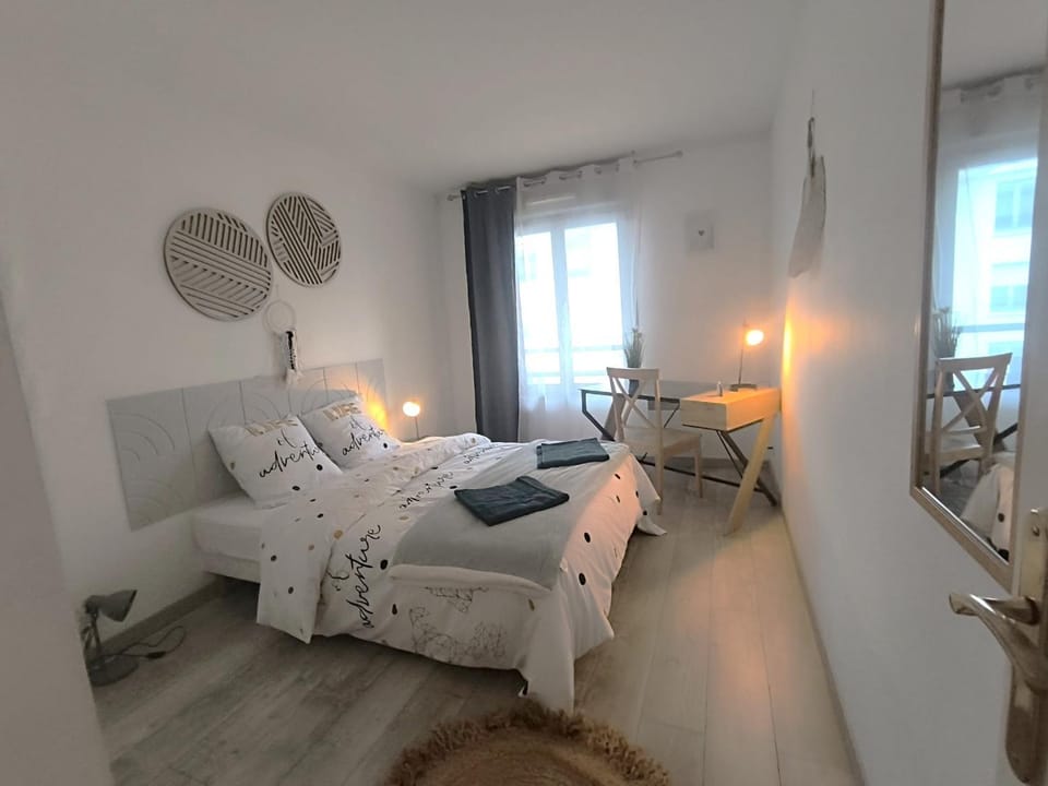 Bed, Photo of the whole room, Seating area, towels