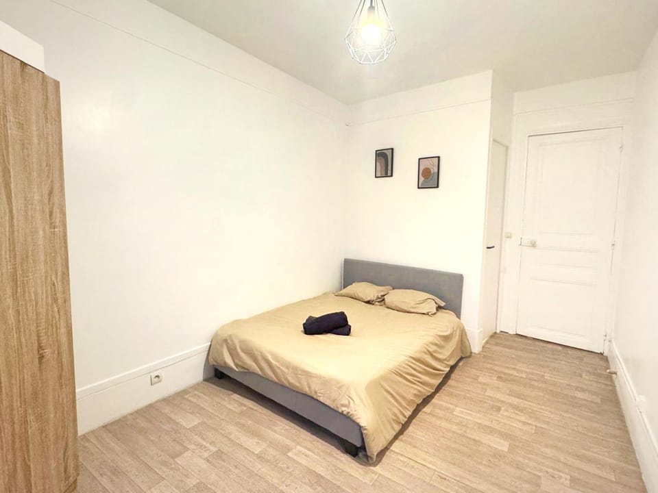 Bed, Photo of the whole room, Bedroom, towels, wardrobe