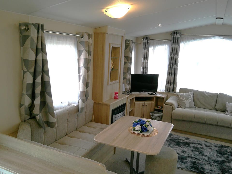 TV and multimedia, Living room, Photo of the whole room, Seating area