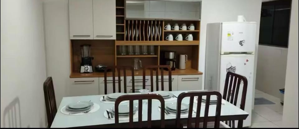Coffee/tea facilities, Kitchen or kitchenette, Dining area, minibar, oven, stove, toaster