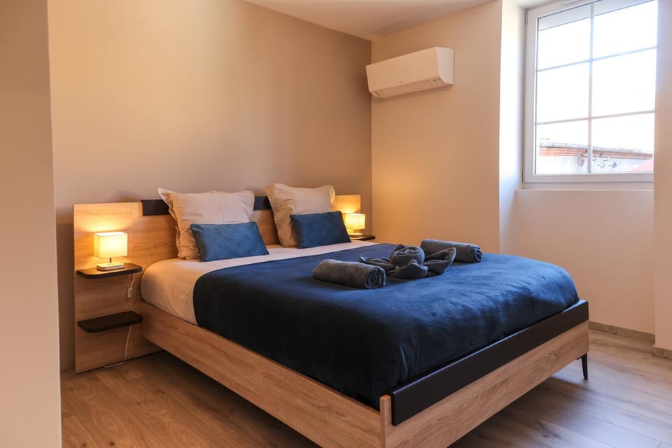 Bed, Bedroom, towels