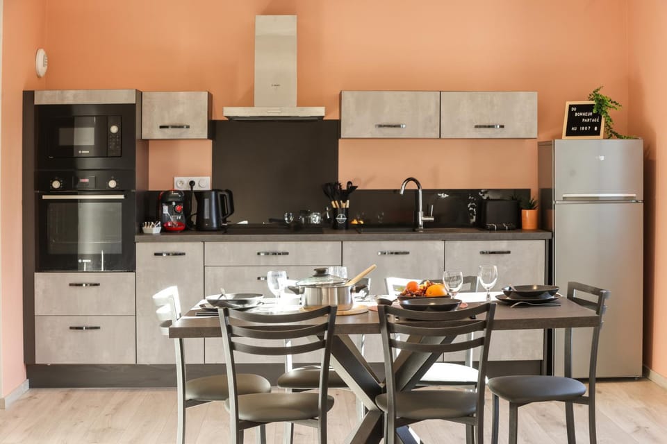 Coffee/tea facilities, dishwasher, microwave, oven, stove, toaster, kitchen