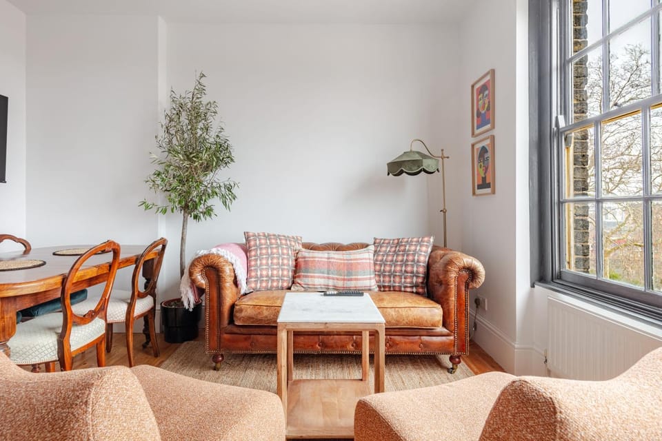 Chic Victorian 2BR with Water Views Apartment in London Borough of Southwark