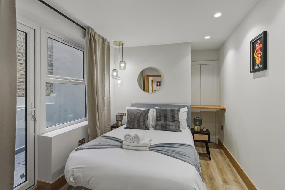 Photo of the whole room, Bedroom, towels