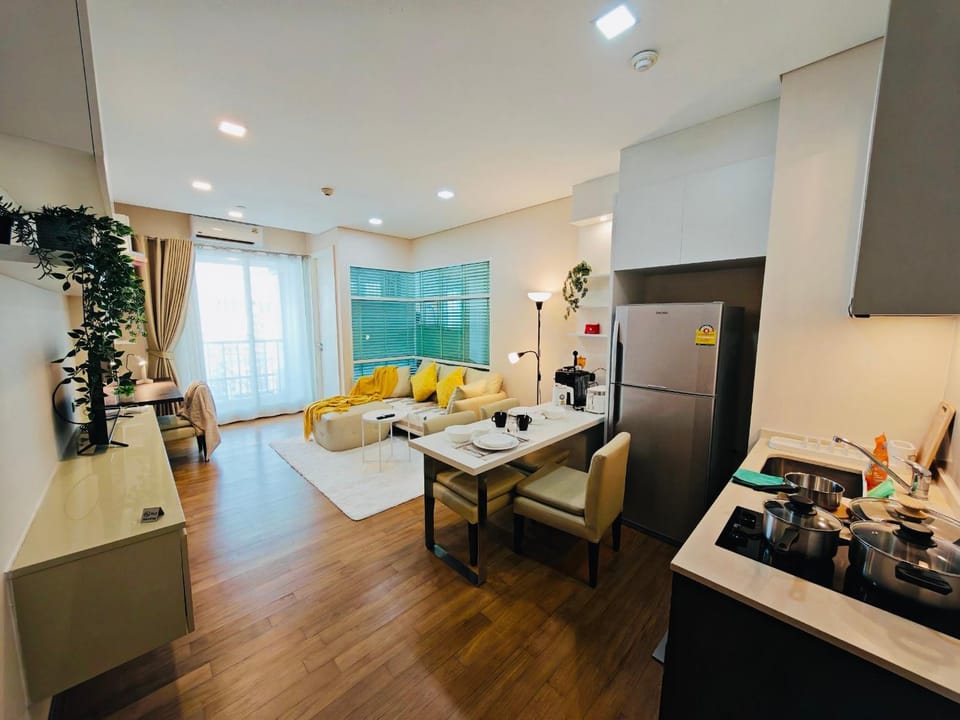 Kitchen or kitchenette, Living room, Food and drinks, Seating area, Dining area, oven