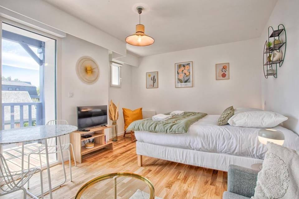 Bed, TV and multimedia, Photo of the whole room, Bedroom