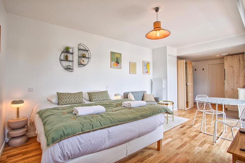 Bed, Photo of the whole room