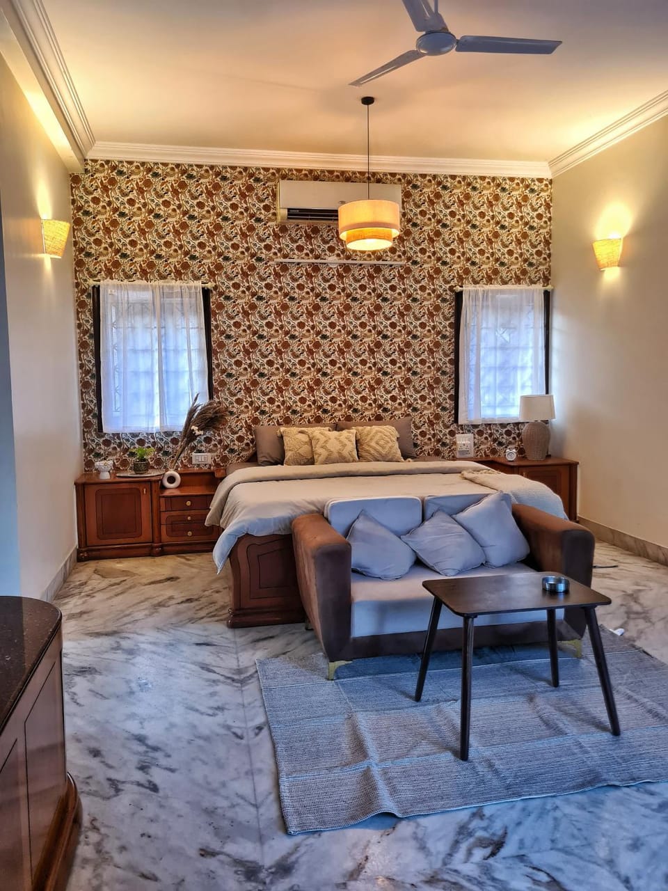Bed, Photo of the whole room, Seating area, Bedroom