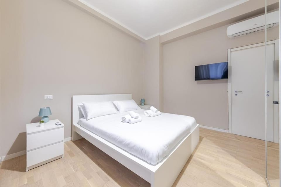 Bed, TV and multimedia, Photo of the whole room, Bedroom, towels, wardrobe