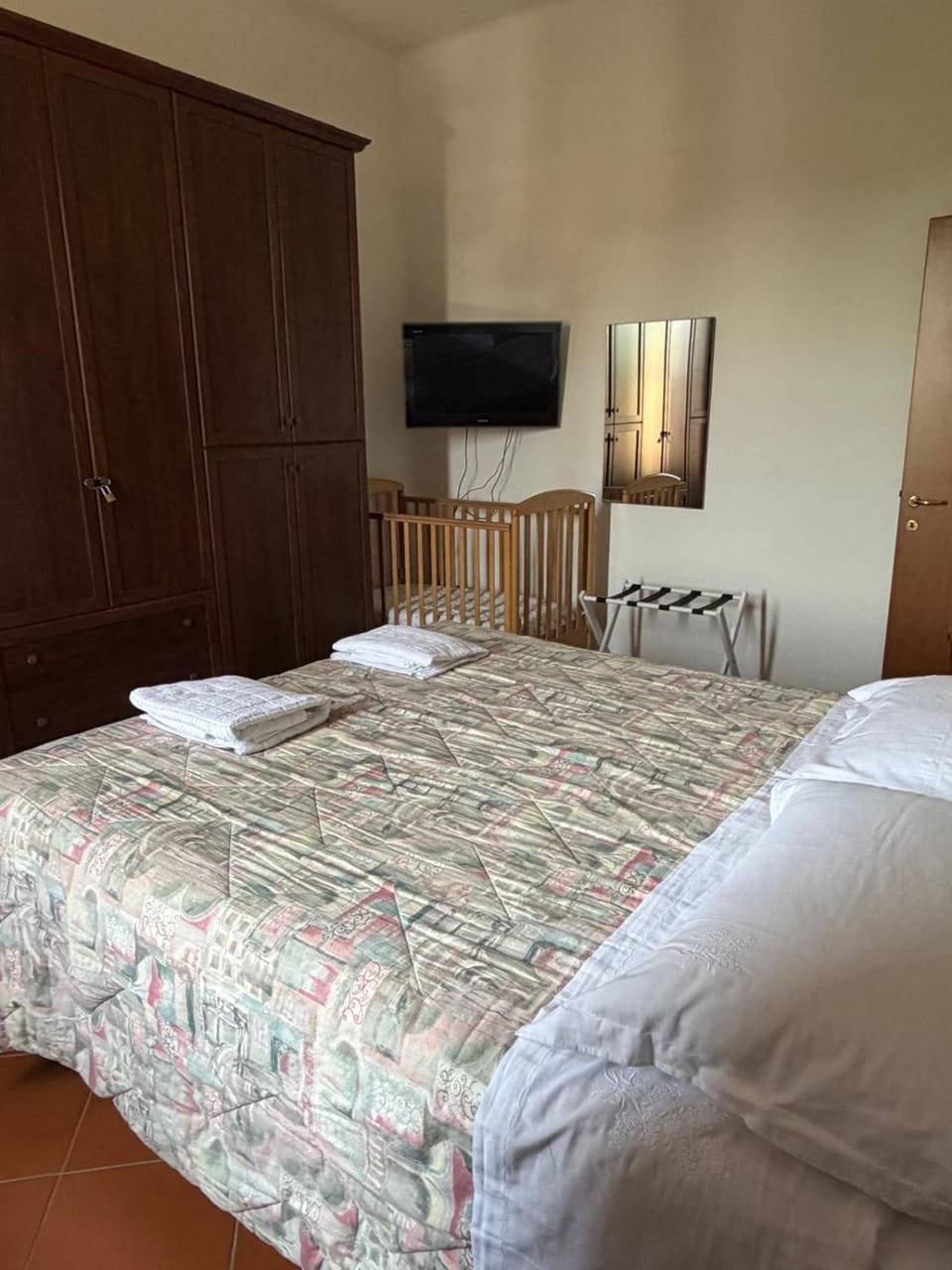 Bed, TV and multimedia, Photo of the whole room, Bedroom, towels, wardrobe