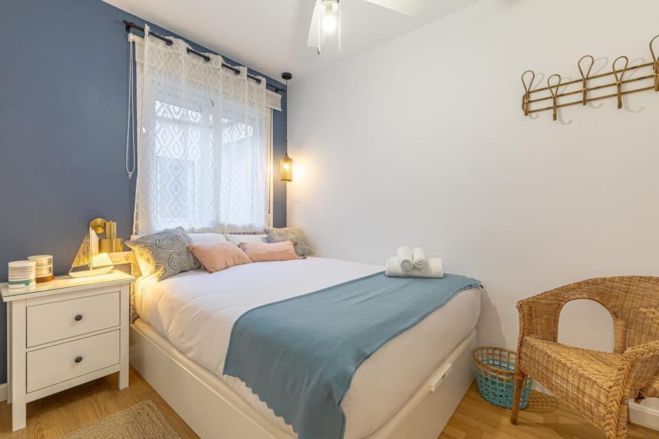 Bedroom, towels