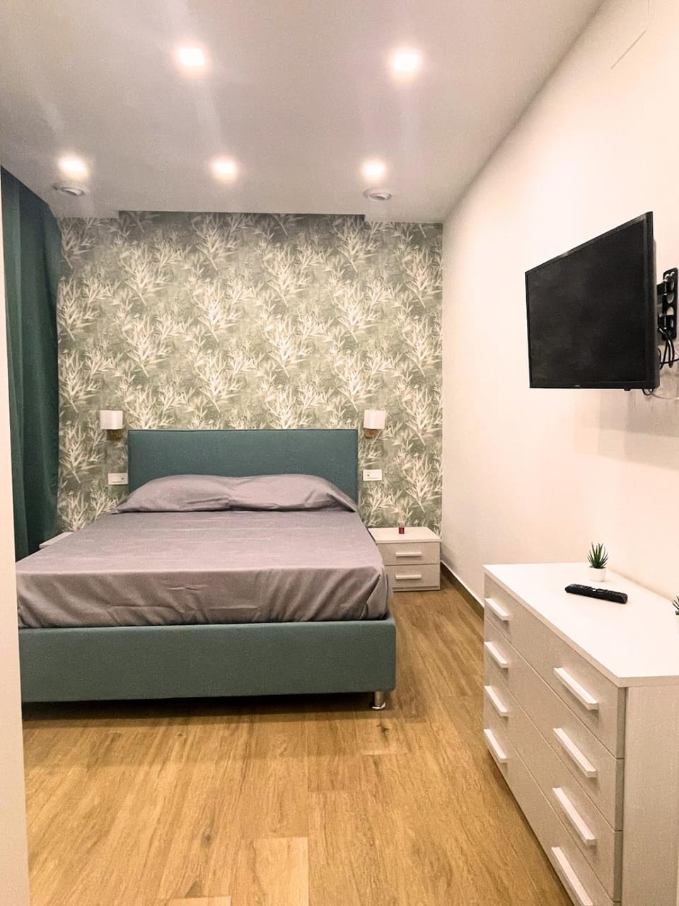 Bed, TV and multimedia, Photo of the whole room, Bedroom