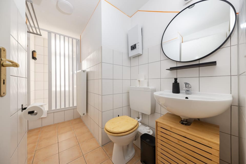 Shower, Toilet, Bathroom, towels