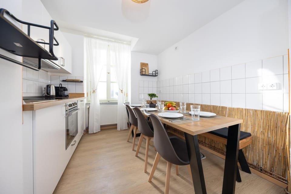 Coffee/tea facilities, Kitchen or kitchenette, Dining area, oven, stove