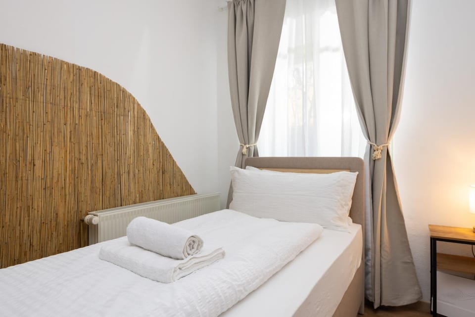 Bed, Bedroom, towels